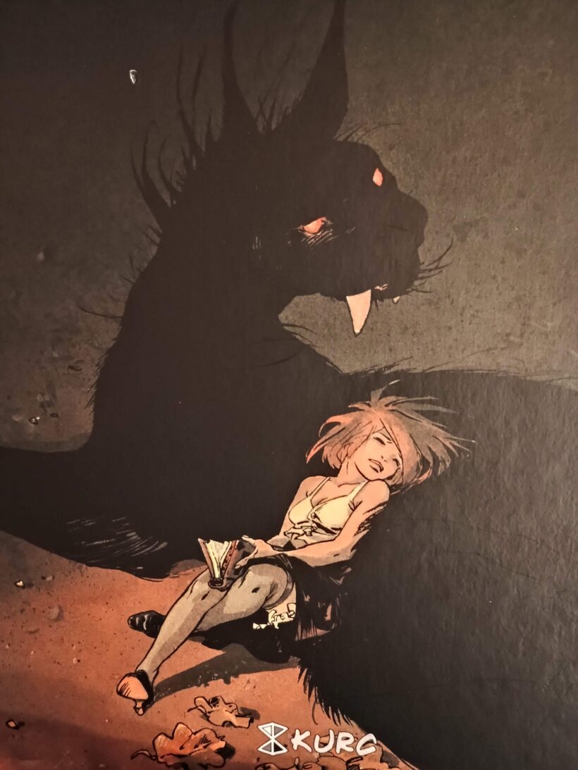 Dziewczyna siedzi oparta o kotostwora